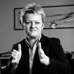 Renate Künast Renate Künast in ihrem Büro, während eines Interviews, mit gestikulierenden Händen und einem neutralen Hintergrund.