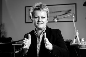 Renate Künast Renate Künast in ihrem Büro, während eines Interviews, mit gestikulierenden Händen und einem neutralen Hintergrund.