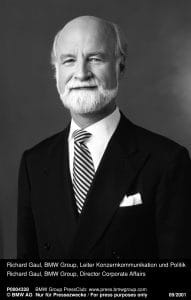 Schwarz-weiß Porträt von Richard Gaul, Leiter der Unternehmenskommunikation der BMW Group, mit Bart und Anzug.