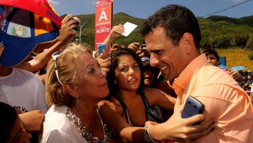 Henrique Capriles (r.) beim „canvassing“: Capriles verfehlte bei der Präsidentschaftswahl in Venezuela nur knapp den Sieg, Foto: flickr.com
