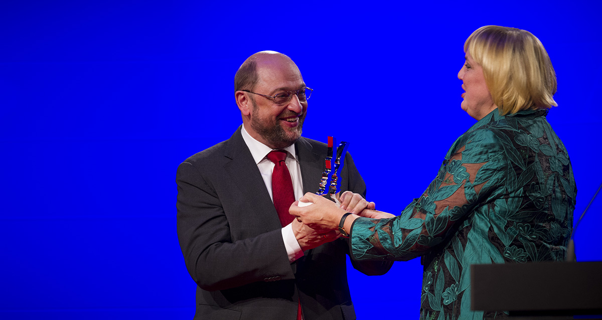 Claudia Roth überreicht den Politikaward an Martin Schulz (Foto: Stephan Baumann)