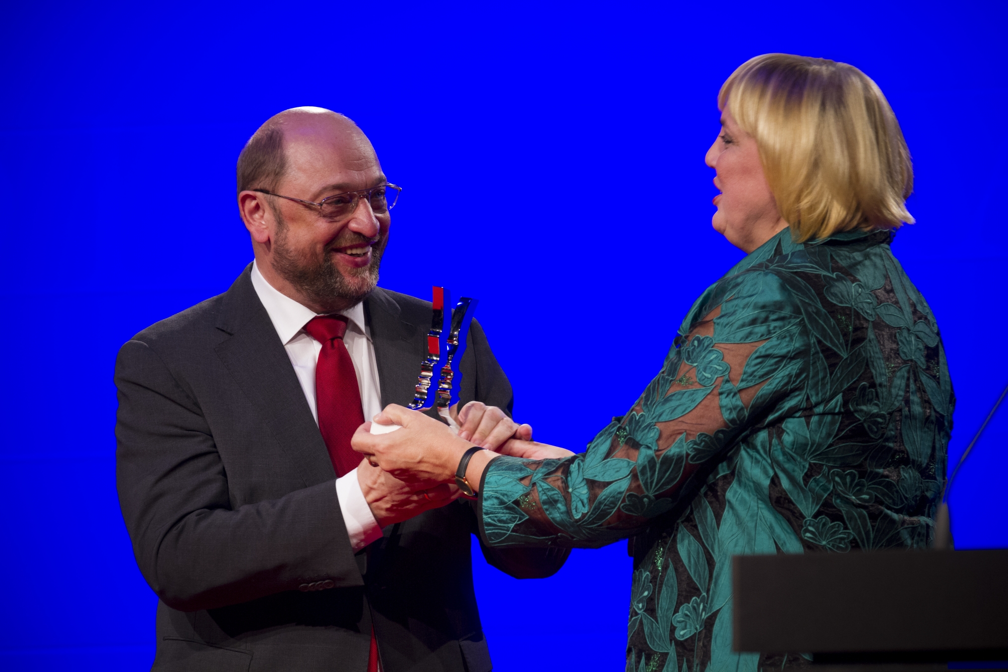Claudia Roth überreicht Martin Schulz auf dem Politiksaward 2013 die Auszeichnung "Politiker des Jahres". Foto: Stephan Baumann