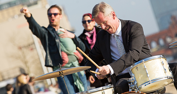So kennen ihn nicht viele: Clemens Binninger am Schlagzeug. Foto: Laurin Schmid