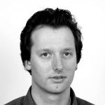Dr. Jörg-Uwe Nieland Schwarz-weiß Porträt eines Mannes mit kurzen, dunklen Haaren und neutralem Gesichtsausdruck.