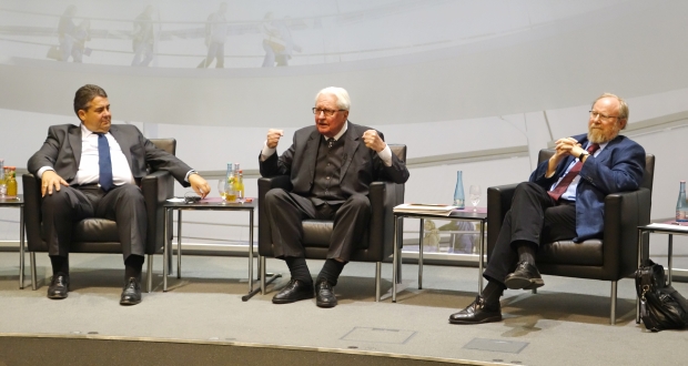 Drei der fünf Diskutanten: Sigmar Gabriel, Hans-Jochen Vogel und Wolfgang Thierse (v.l.) Foto: Martin Koch