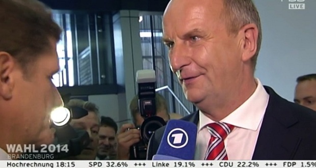 Mundwinkel angehoben, die Augen lachen subtil mit – ein Zeichen für Freude bei Dietmar Woidke. Screenshot: RBB
