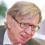 Dieter Wiefelspütz Porträt von Dieter Wiefelspütz mit Brille, lächelnd, im Gespräch. Unscharfer Hintergrund.