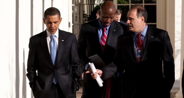 Mit David Axelrod (r.) und Reggie Love (M.) haben zwei Obama-Vertraute ein Buch geschrieben. Foto: Official White House Photo by Pete Souza