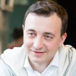 Paul Ziemiak Porträt von Paul Ziemiak, einem jungen Mann mit kurzen, braunen Haaren, lächelnd in einem hellen Pullover.