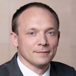 Marco Wanderwitz Porträt eines Mannes mit kurzen, braunen Haaren und blauen Augen, gekleidet in einem Anzug mit Krawatte.