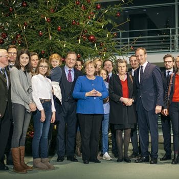 Angela Merkel und das Ehepaar von der Marwitz mit Mitarbeitern der AGDW-Geschäftsstelle und des schleswig-holsteinischen Waldbesitzerverbands