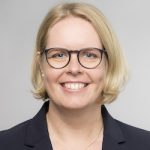 Marya Verdel Porträt von Marya Verdel, Kaufmännische Direktorin des UKE, mit blonden Haaren und Brille, lächelnd vor neutralem Hinte...