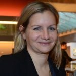 Juliane Schäuble Juliane Schäuble lächelt in einem Kino, umgeben von Menschen, während sie an einem Film-Screening teilnimmt.