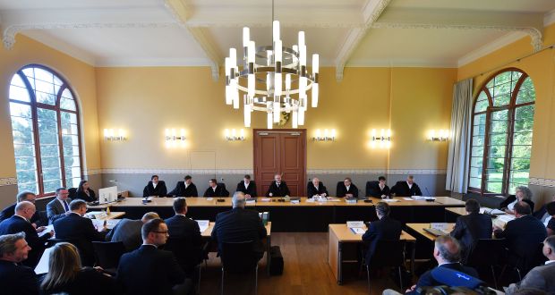 Im Sitzungssaal des Thüringer Verfassungs­gerichtshofs in ­Weimar erlitt das Paritäts­gesetz der rot-rot-­grünen Landes­regierung im Juni eine Schlappe. (c) picture alliance / Martin Schutt/dpa-Zentralbild/dpa