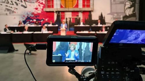 Die rheinland-­pfälzische Minister­präsidentin Malu Dreyer hält eine Rede in der Mainzer "Halle 45". (c) Nils Marose