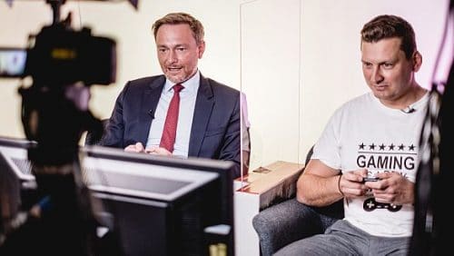 Wenn Zocken auch Chefsache ist: Der FDP-Vorsitzende Christian Lindner schaut bei seinem Fraktionskollegen Mario Brandenburg vorbei, der regelmäßig streamt, wie er Videospiele  streamt. Hier ­besiegt Brandenburg seinen Chef bei "Mario Kart". (c) FDP