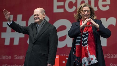 Bundeskanzler Olaf Scholz (SPD) und die spätere Ministerpräsidentin des Saarlands, Anke Rehlinger (SPD), stehen bei einer Wahlkampf-Kundgebung in Neunkirchen gemeinsam auf der Bühne. (c) picture alliance/dpa/Oliver Dietze
