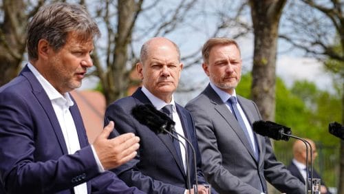 Robert Habeck (Grüne), Olaf Scholz (SPD) und Christian Lindner (FDP) auf der Pressekonferenz in Meseberg nach Ende der Kabinettsklausur. (c) picture alliance/dpa/dpa Pool/Kay Nietfeld