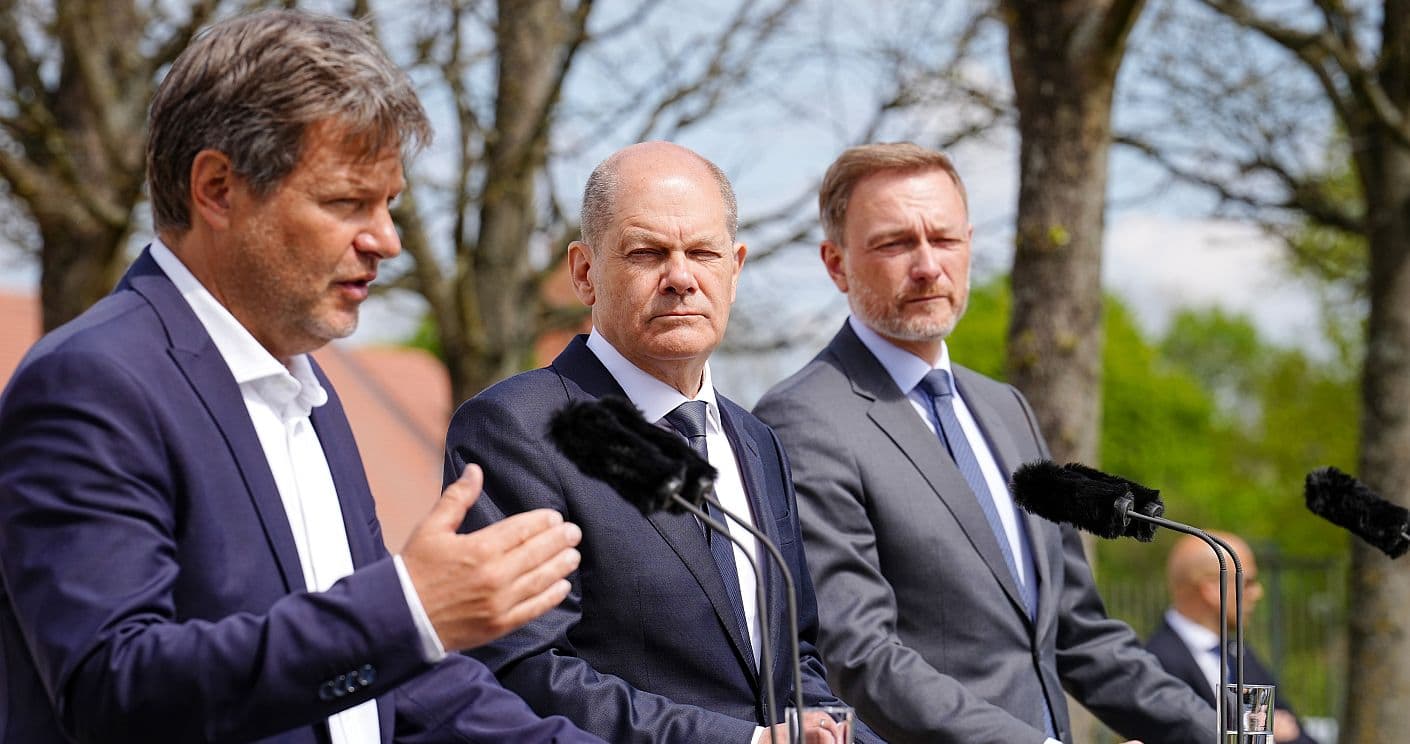 Robert Habeck (Grüne), Olaf Scholz (SPD) und Christian Lindner (FDP) auf der Pressekonferenz in Meseberg nach Ende der Kabinettsklausur. (c) picture alliance/dpa/dpa Pool/Kay Nietfeld