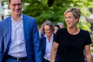 Hendrik Wüst (CDU) wechselt in Nordrhein-Westfalen die FDP aus der Regierung aus und die Grünen mit Chefin Mona Neubaur ein. (c) picture alliance/dpa/Rolf Vennenbernd