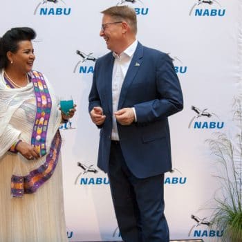 I. E. Frau Mulu Solomon Bezuneh, Botschafterin der Demokratischen Bundesrepublik Äthiopien, NABU-Präsident Jörg-Andreas Krüger