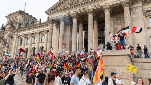 Teilnehmer einer Kundgebung gegen die Coronamaßnahmen versuchen im August 2020 ins Reichstagsgebäude einzudringen. Reichsflaggen sind zu sehen. (c) picture alliance/dpa/NurPhoto/Achille Abboud