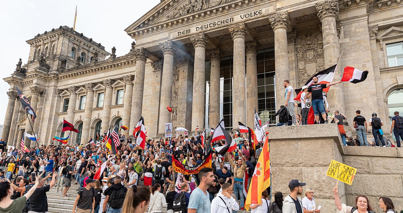 Teilnehmer einer Kundgebung gegen die Coronamaßnahmen versuchen im August 2020 ins Reichstagsgebäude einzudringen. Reichsflaggen sind zu sehen. (c) picture alliance/dpa/NurPhoto/Achille Abboud