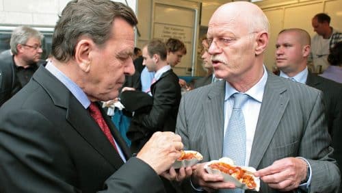 Gerhard Schröder und Peter Struck essen Currywurst. (c) picture alliance/photothek/Thomas Koehler