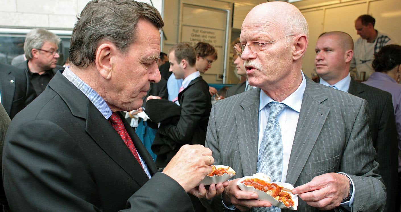 Gerhard Schröder und Peter Struck essen Currywurst. (c) picture alliance/photothek/Thomas Koehler