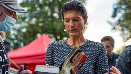 Linke-Politikerin Sahra Wagenknecht signiert ihr neuestes Buch „Die Selbstgerechten“ für einen Anhänger. (c) picture alliance/CHROMORANGE/Fabian Steffens
