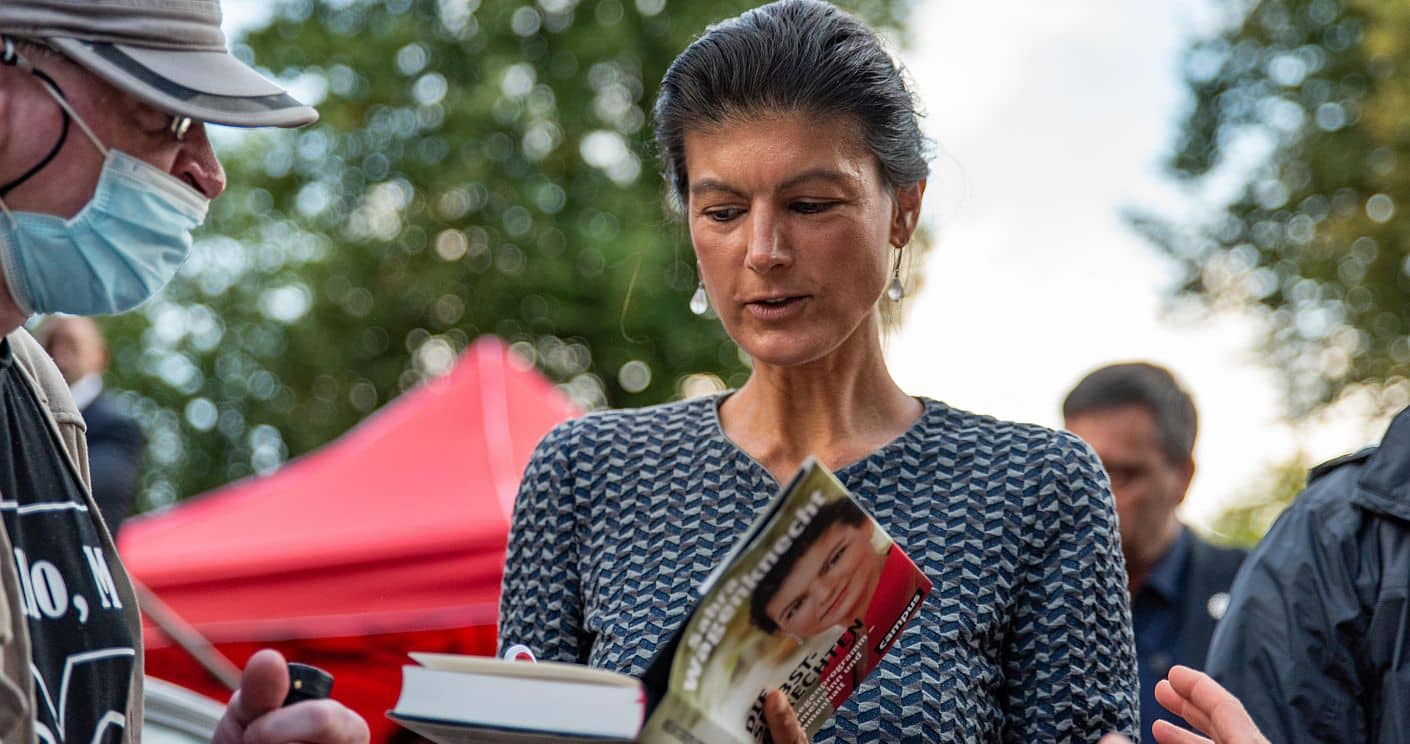 Linke-Politikerin Sahra Wagenknecht signiert ihr neuestes Buch „Die Selbstgerechten“ für einen Anhänger. (c) picture alliance/CHROMORANGE/Fabian Steffens