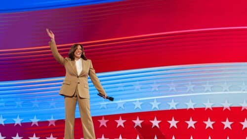 Die demokratische Präsidentschaftskandidatin, US-Vizepräsidentin Kamala Harris, steckt mit ihrer guten Laune ihre Anhänger an. (c) picture alliance / REUTERS/Alyssa Pointer