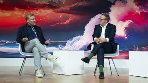 Benjamin Höhne (l.) diskutierte in einem Panel auf dem Kommunikationskongress 2024 mit Mario Voigt (r.) und Nadine Lindner zum Thema "Die schwierigen Landtagswahlkämpfe in Sachsen, Thüringen und Brandenburg". (c) Mirella Frangella