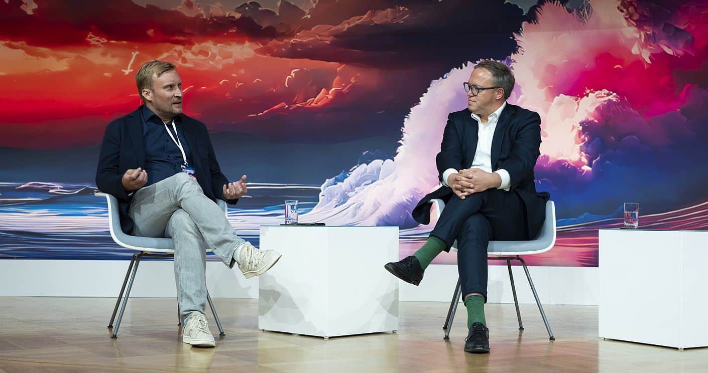 Benjamin Höhne (l.) diskutierte in einem Panel auf dem Kommunikationskongress 2024 mit Mario Voigt (r.) und Nadine Lindner zum Thema "Die schwierigen Landtagswahlkämpfe in Sachsen, Thüringen und Brandenburg". (c) Mirella Frangella