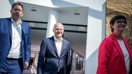 Olaf Scholz (m.) ist zwar Bundeskanzler, aber die Parteivorsitzenden der SPD sind Saskia Esken und Lars Klingbeil. (c) picture alliance/dpa/Kay Nietfeld