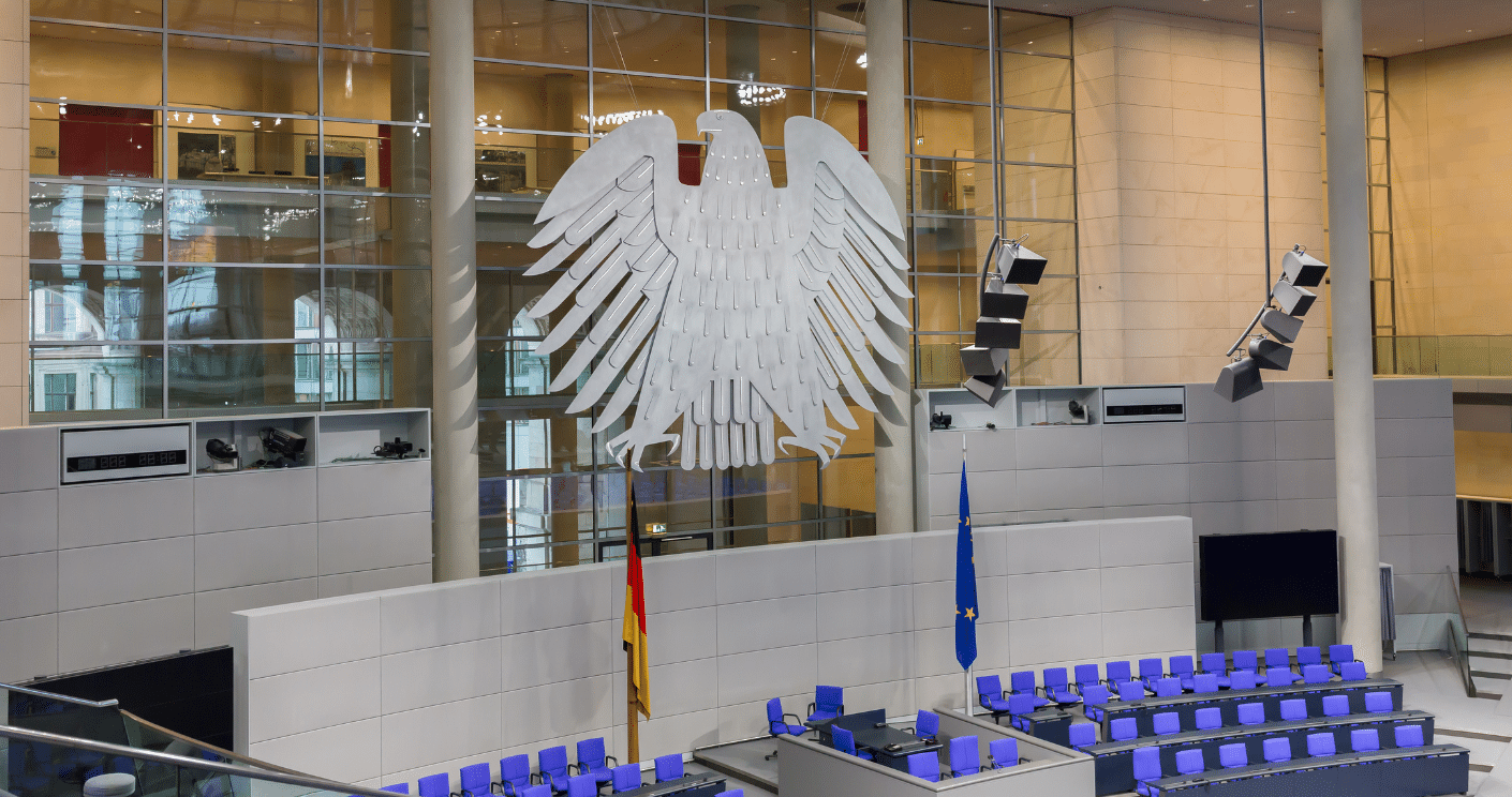 Leere Sitze im Plenarsaal des Bundestags. Foto: Getty Images/Christian Ader