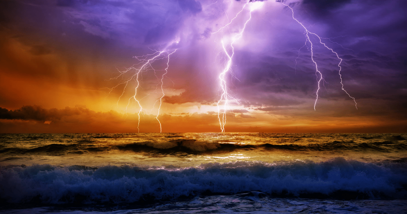 Dramatische Gewitterstimmung über einem Ozean, mit Blitzen und einem farbenfrohen Sonnenuntergang im Hintergrund.