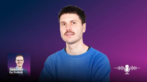 Mann mit Schnurrbart in blauer Kleidung vor einem lila Hintergrund, Podcast-Logo links unten.