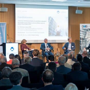 Podiumsdiskussion mit vier Sprechern, darunter Prof. Dr. Otmar Issing, über wirtschaftliche Herausforderungen in Deutschl...