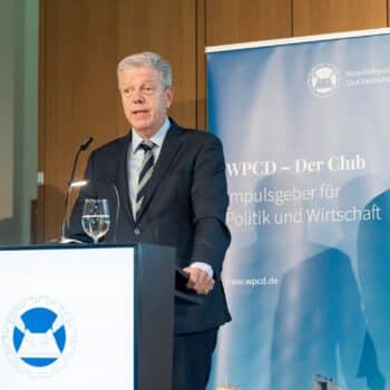 Dr. Ansgar Tietmeyer spricht am Rednerpult vor einem Banner des WPCD bei der Preisverleihung 2025.