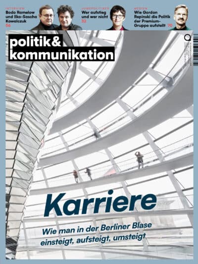 Cover der Zeitschrift "politik & kommunikation" mit dem Titel "Karriere" und modernen architektonischen Elementen.