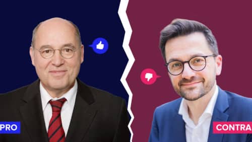 Zwei Männer im Anzug, einer links mit "PRO"-Symbol, der andere rechts mit "CONTRA"-Symbol, auf geteiltem Hintergrund.