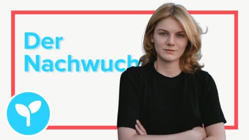 Junge Frau mit blonden Haaren in schwarzem Shirt, steht mit verschränkten Armen vor einem hellen Hintergrund und Text.