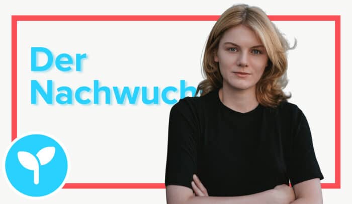 Junge Frau mit blonden Haaren in schwarzem Shirt, steht mit verschränkten Armen vor einem hellen Hintergrund und Text.