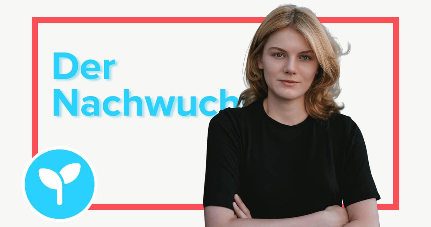 Junge Frau mit blonden Haaren in schwarzem Shirt, steht mit verschränkten Armen vor einem hellen Hintergrund und Text.