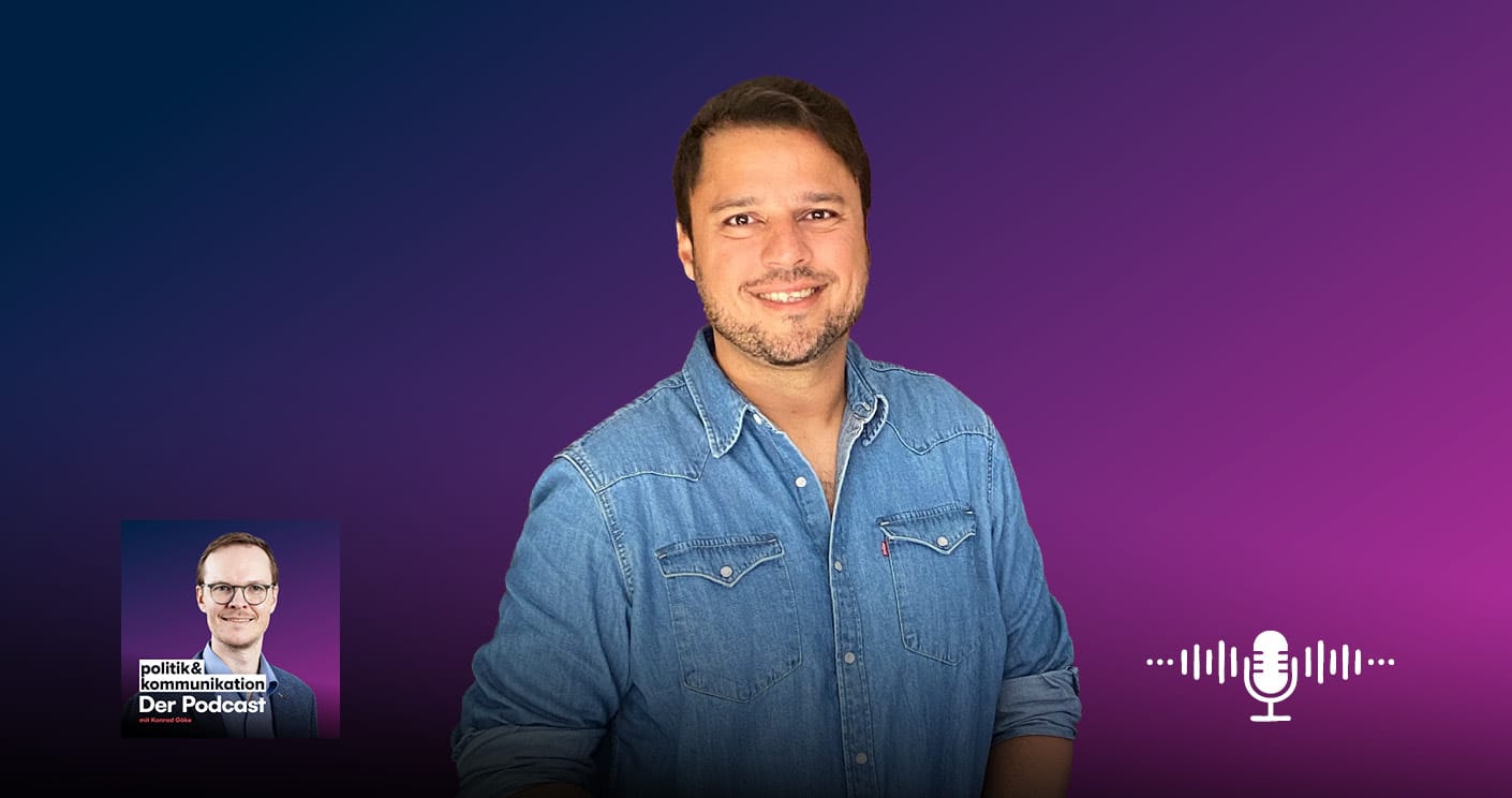 Podcast-Banner mit einem lächelnden Mann in Jeanshemd vor einem lila Hintergrund, Podcast-Logo links unten.