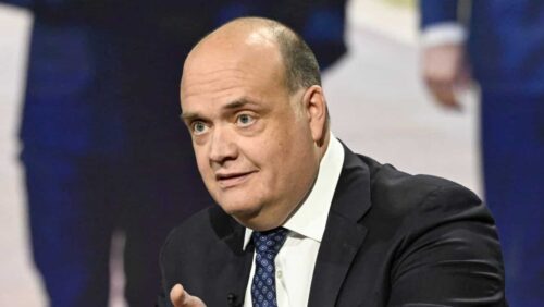 Robin Alexander, Journalist, sitzt halb auf einem Stuhl und gestikuliert während einer Talkshow.