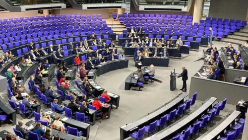 Blick in den Plenarsaal des Deutschen Bundestags während einer Sitzung, Norbert Röttgen am Rednerpult.