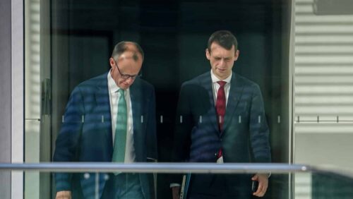 Friedrich Merz und Jacob Schrot. Foto picture alliance/dpa | Kay Nietfeld Friedrich Merz und Jacob Schrot gehen zur Fraktionssitzung der Unionsparteien, beide in Anzügen.