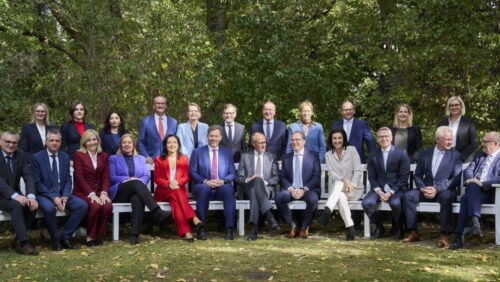 Die 17. Kabinettsitzung der Bundesregierung in Berlin. Foto: picture alliance/Ulrich Stamm 17 Kabinettsitzung der Bundesregierung: Gruppenfoto von 20 Personen im Freien, umgeben von Bäumen und herbstlichem Laub.